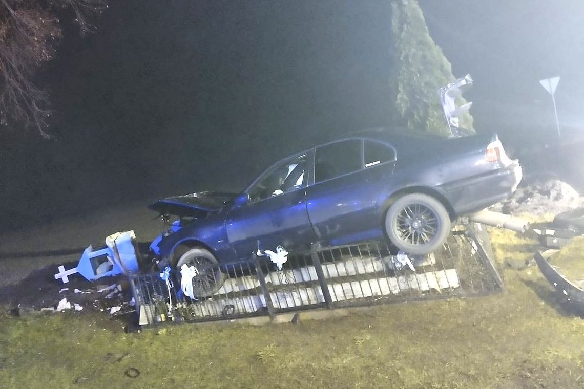 23-latka w BMW rozbiła przydrożną kapliczkę