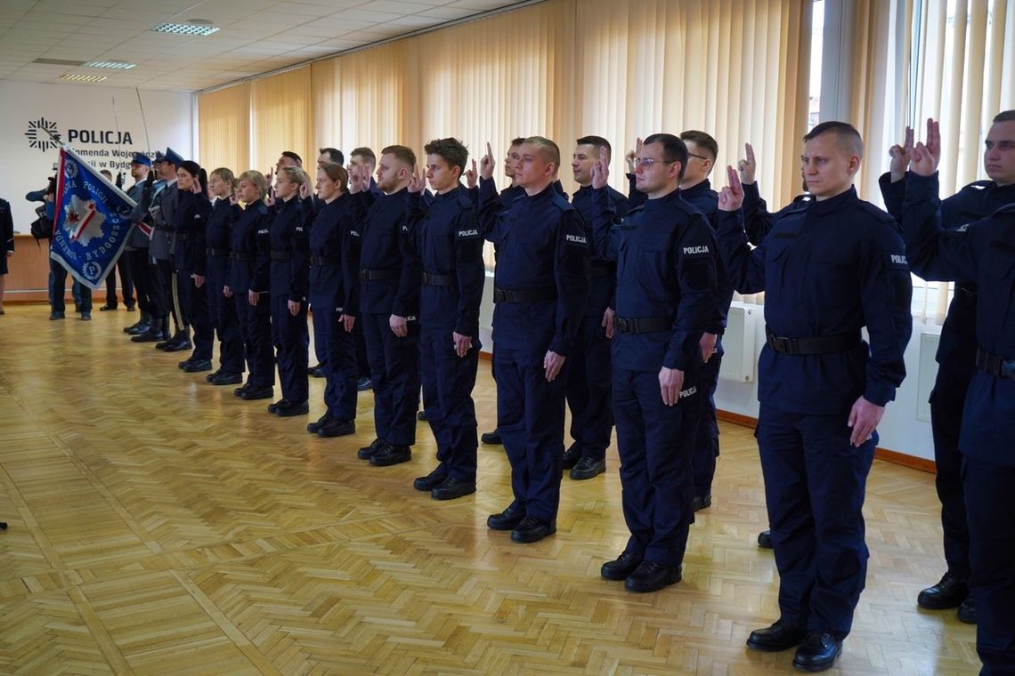23 nowo przyjętych policjantów złożyło ślubowanie. 4 trafi do Włocławka
