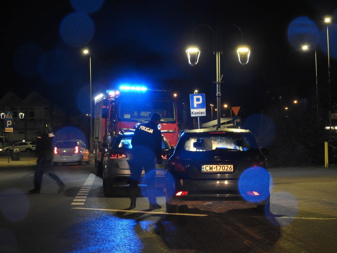 Policjant wsiadający do auta