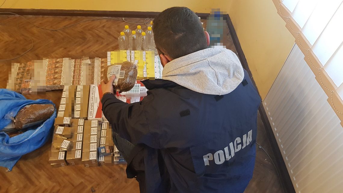 3 kilogramy tytoniu, banderole ze znakami akcyzy i blisko 25 litrów, najprawdopodobniej, spirytusu ujawnili policjanci w Inowrocławiu