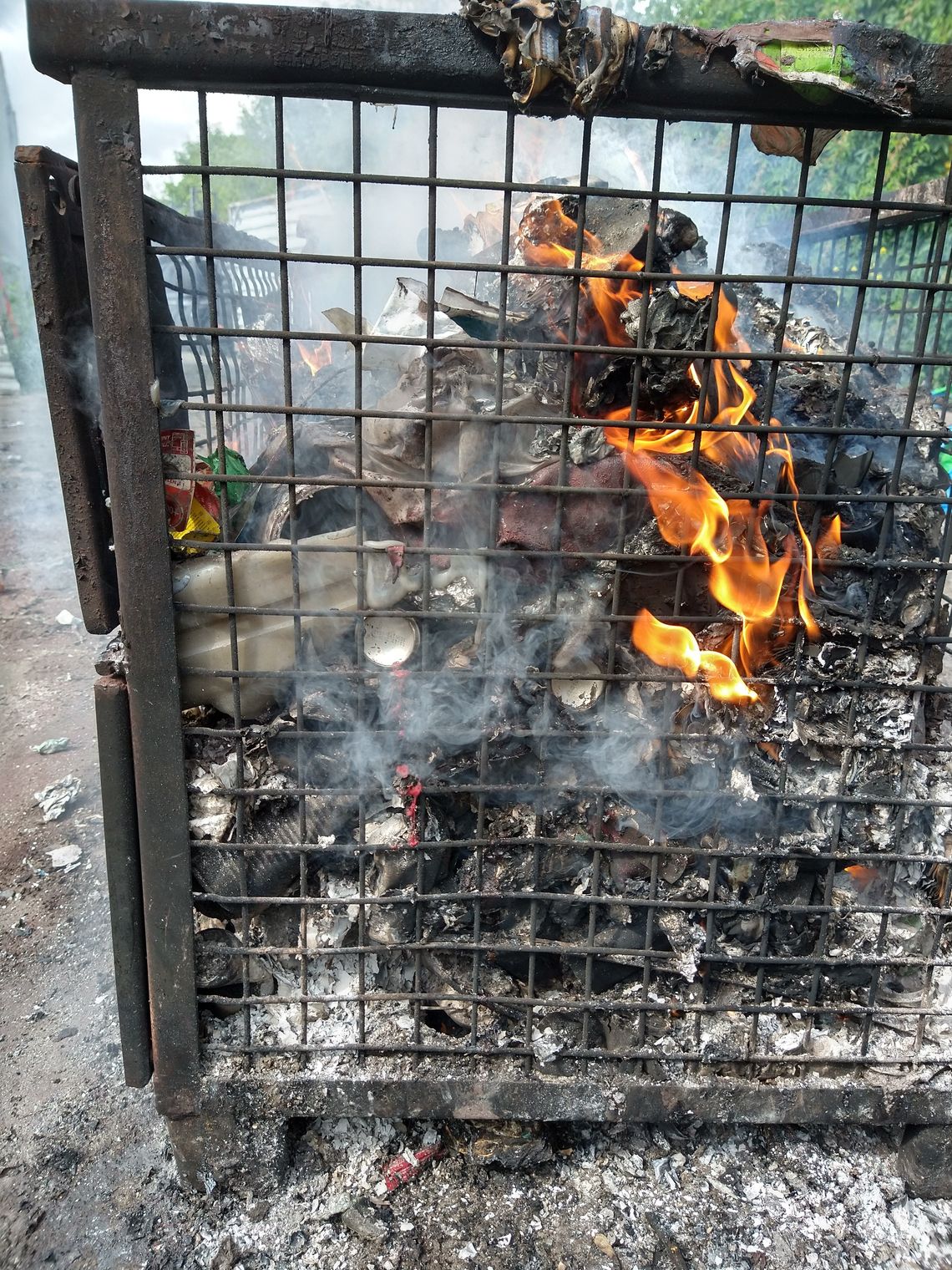  37 mandatów i dwie sprawy w sądzie za spalanie odpadów w przydomowych ogniskach