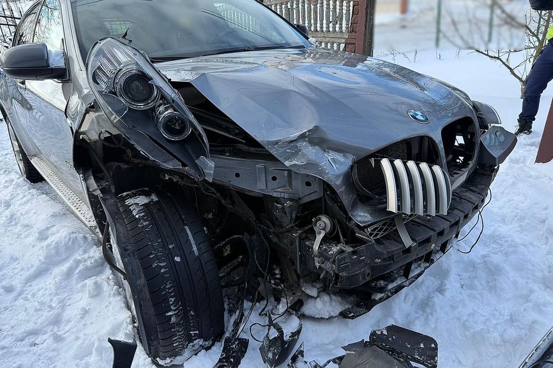 44-latka z gm. Kikół wjechała w auto, zrobiła zakupy, uderzyła w płot i uciekła