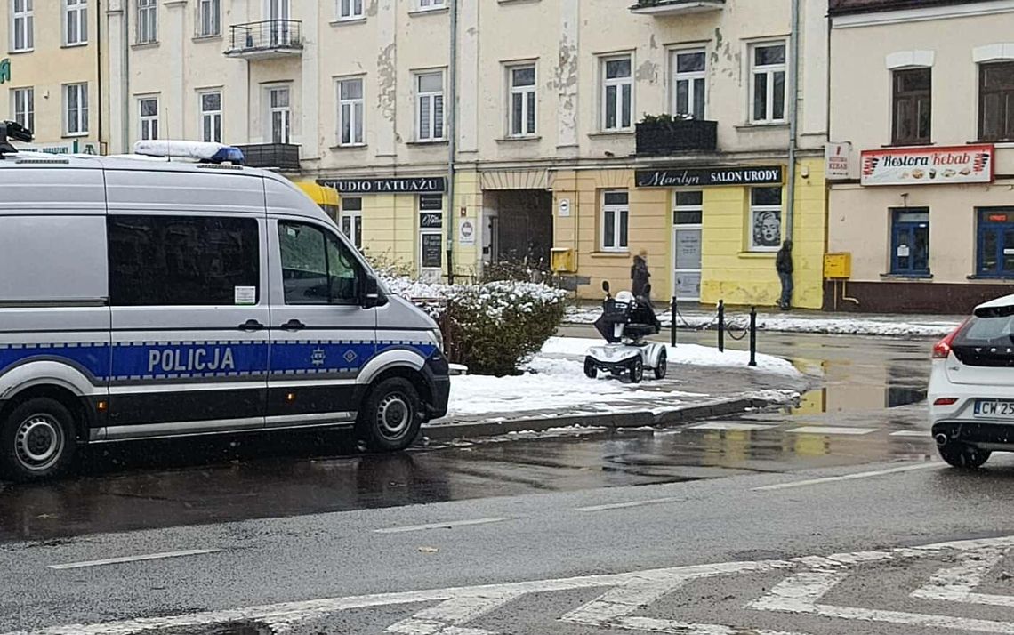 64-latek wjechał w skuter inwalidzki na Placu Wolności