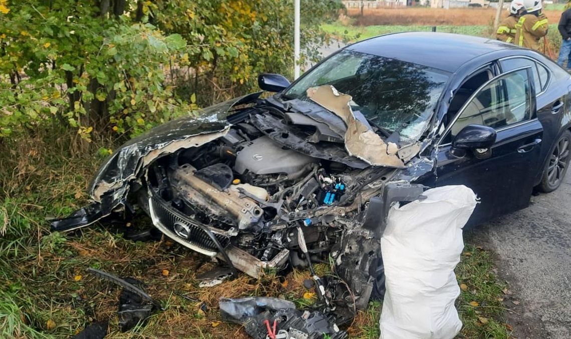 68-latek w lexusie wjechał pod ciężarówkę