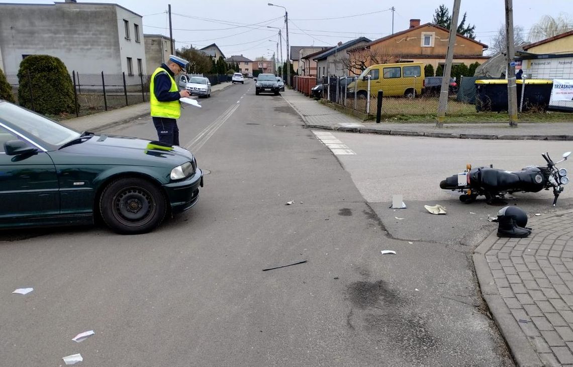 74-letni motocyklista uderzył w BMW. Sprawca został przewieziony do szpitala