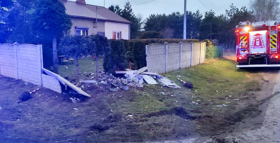 76-latek zasłabł za kierownicą i uderzył w ogrodzenie posesji