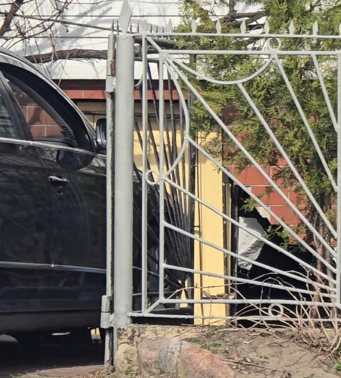 78-latek pomylił biegi i wjechał w budynek – uszkodzona brama i ściana