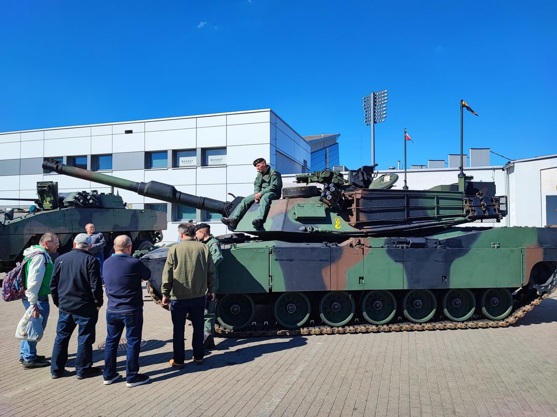 Abrams, Rosomak, Langusta, a także grochówka. Trwają Wojskowe Targi Służby i Pracy