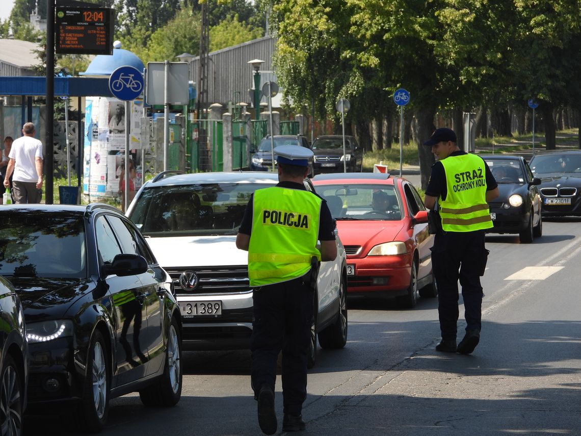 Akcja "Bezpieczny przejazd" we Włocławku. Policja oraz SOK rozdawały materiały informacyjne