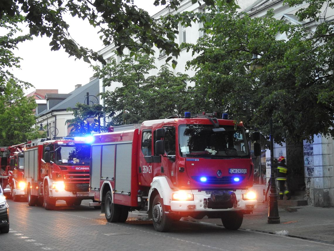 Akcja gaśnicza na ul. 3 Maja. Na miejscu trzy zastępy straży pożarnej