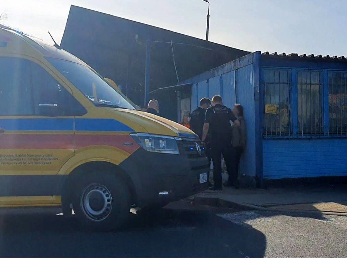 Akcja policji i pogotowia na dworcu. Kobieta była tak upojona alkoholem, że...