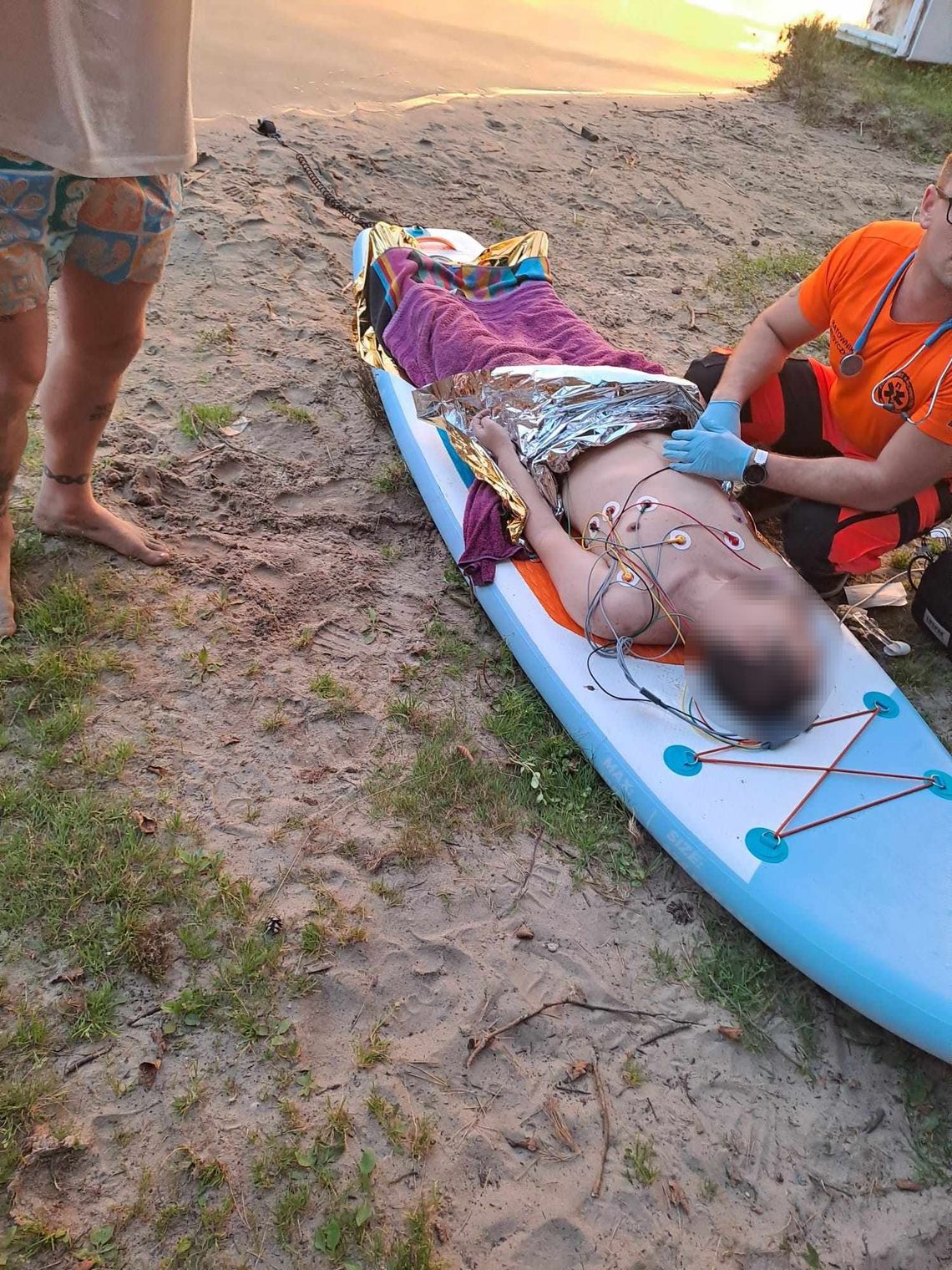 Akcja ratownicza nad j. Czarnym. Mężczyzna trafił do szpitala topiący się mężczyzna