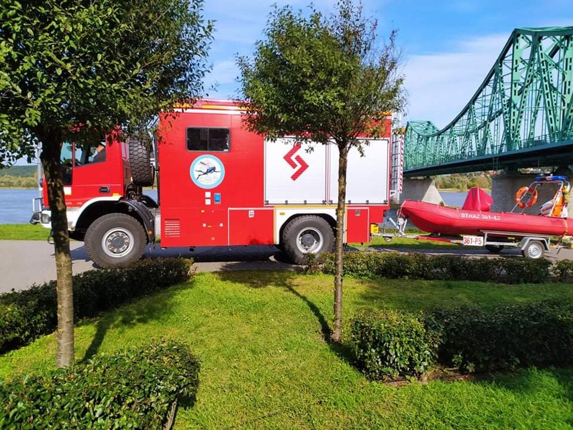 Akcja służb na bulwarach. Ratowano zaplątanego w sieć kormorana