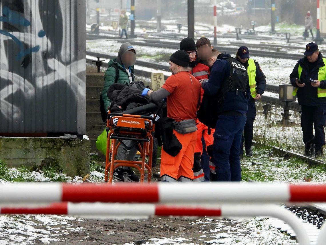 Akcja służb na dworcu. 15-latek leżał na rampie