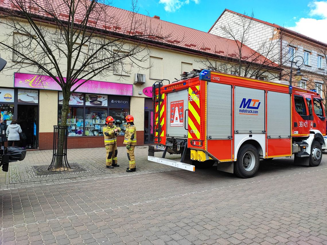 Akcja służb na ul. 3 Maja. Na miejscu 6 zastępów straży pożarnej Akcja służb na ul. 3 Maja. Na miejscu 6 zastępów straży pożarnej
