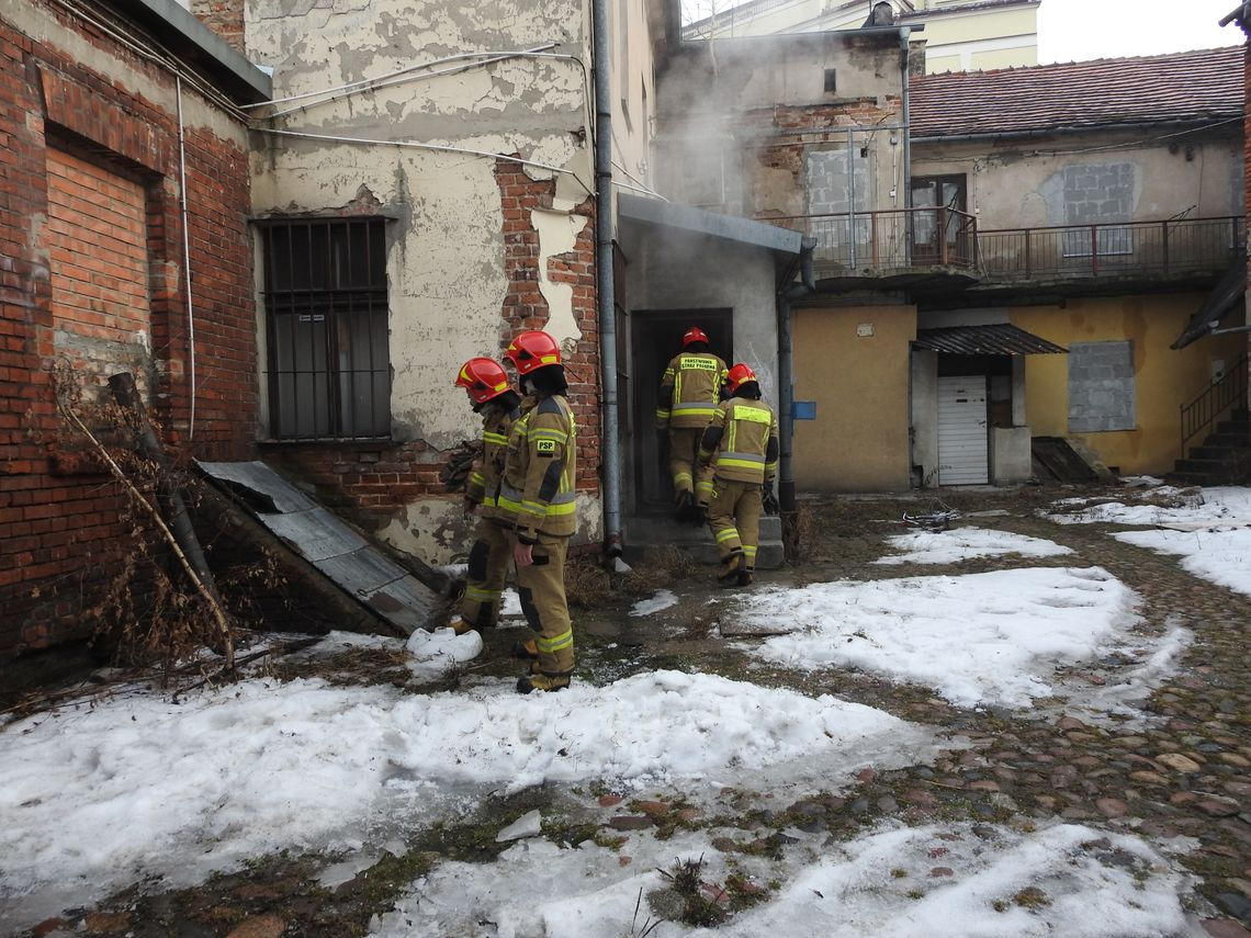 Akcja strażaków w opuszczonym budynku AZK przy ul. Brzeskiej
