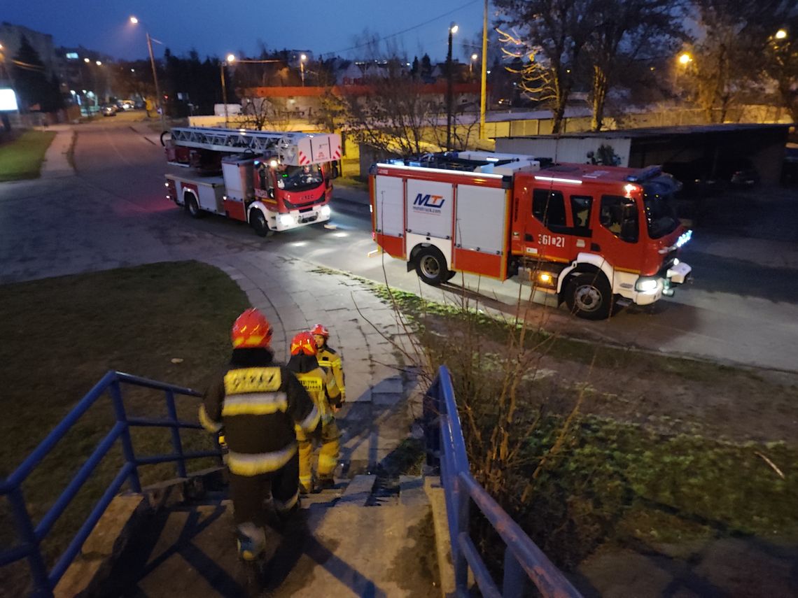 Akcja straży pożarnej na ul. Wroniej. Miało dojść do próby samobójczej