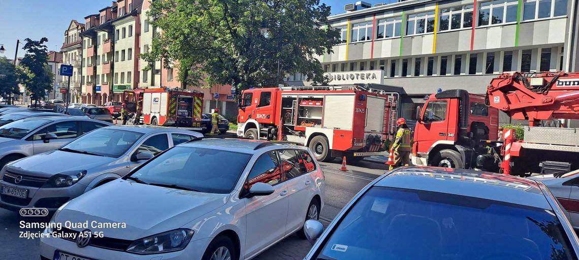 Akcja straży pożarnej w bibliotece i w Salamandrze