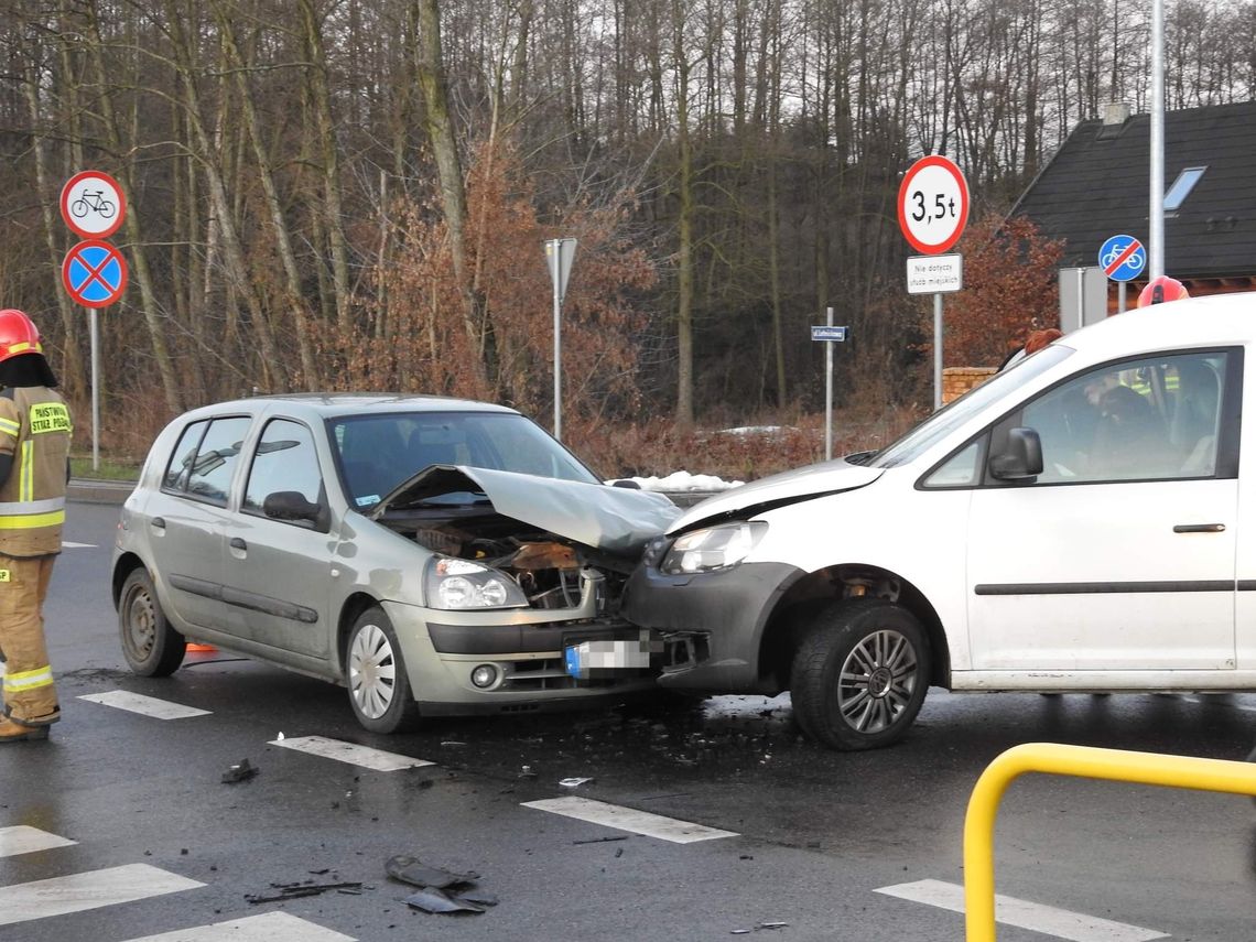 Al. Jana Pawła II zablokowana. Zderzyły się dwa pojazdy osobowe, jedna osoba poszkodowana