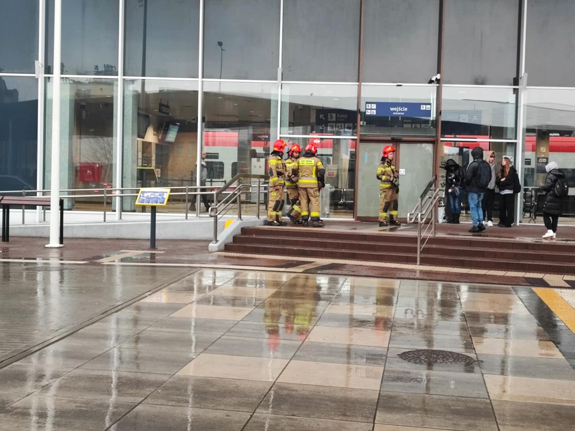Podróżny zostawił na dworcu we Włocławku bagaż z ładunkiem wybuchowym? Sprawdzają to służby
