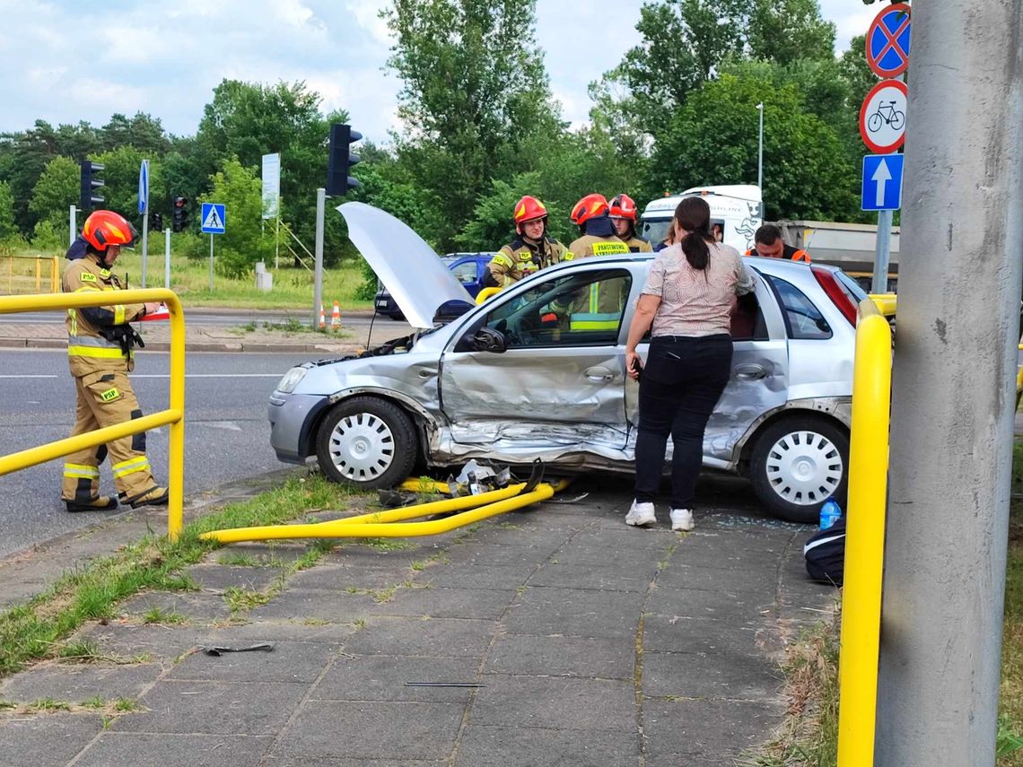 Aleja Królowej Jadwigi zablokowana, zderzenie pojazdów