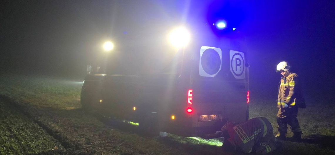 Ambulans utknął w trudnym terenie. Interweniowała OSP Izbica Kujawska