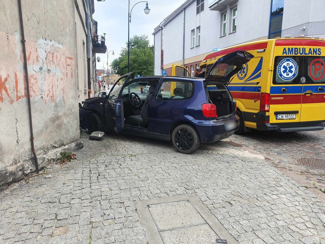 Kolejne zderzenie pojazdów w centrum. Na miejscu jest policja i pogotowie