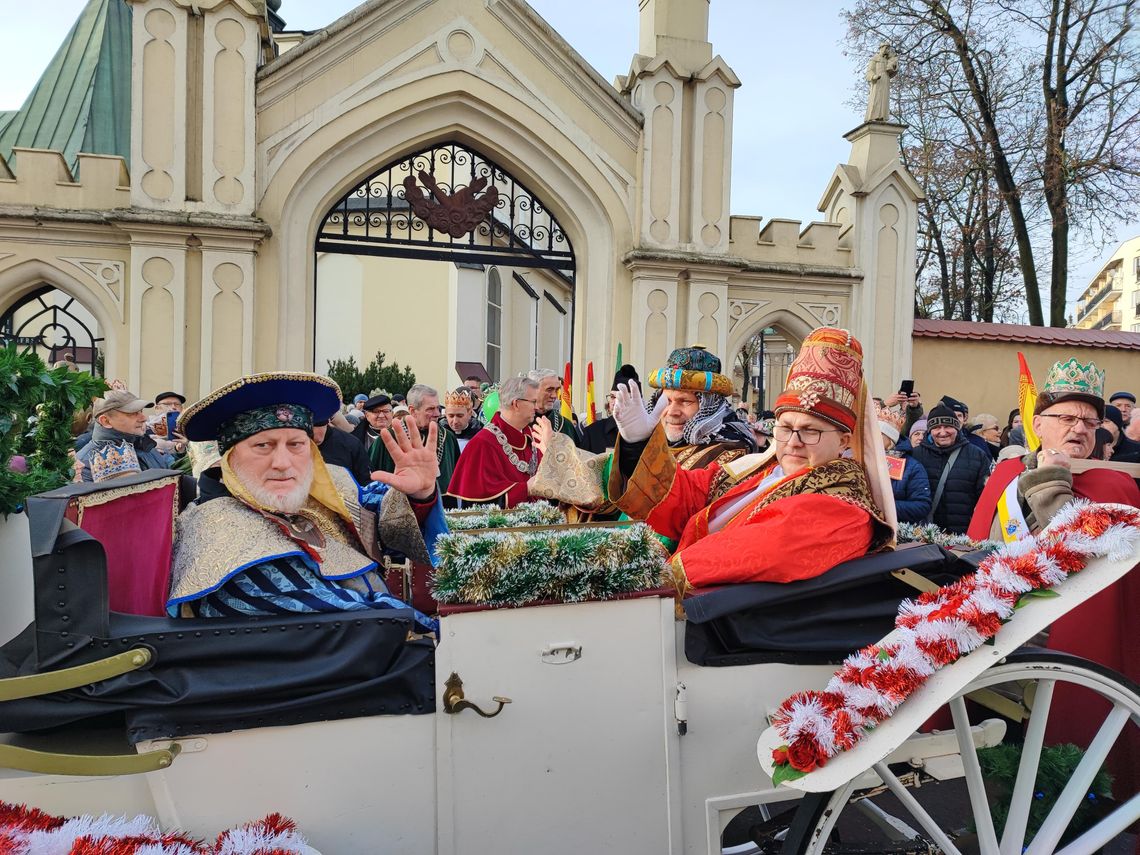 Tłumy włocławian przeszły ulicami Włocławka w Orszaku Trzech Króli