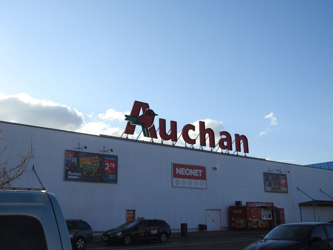 Auchan dołączy do grona placówek pocztowych. Sklepy będą czynne w niedziele niehandlowe