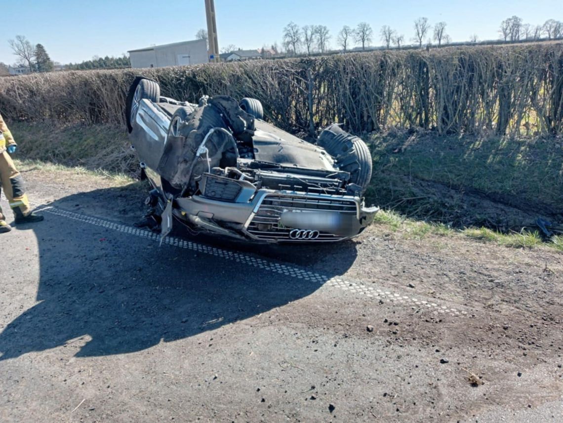 Audi dachowało w Brzeziu. Kierowca przewieziony do szpitala
