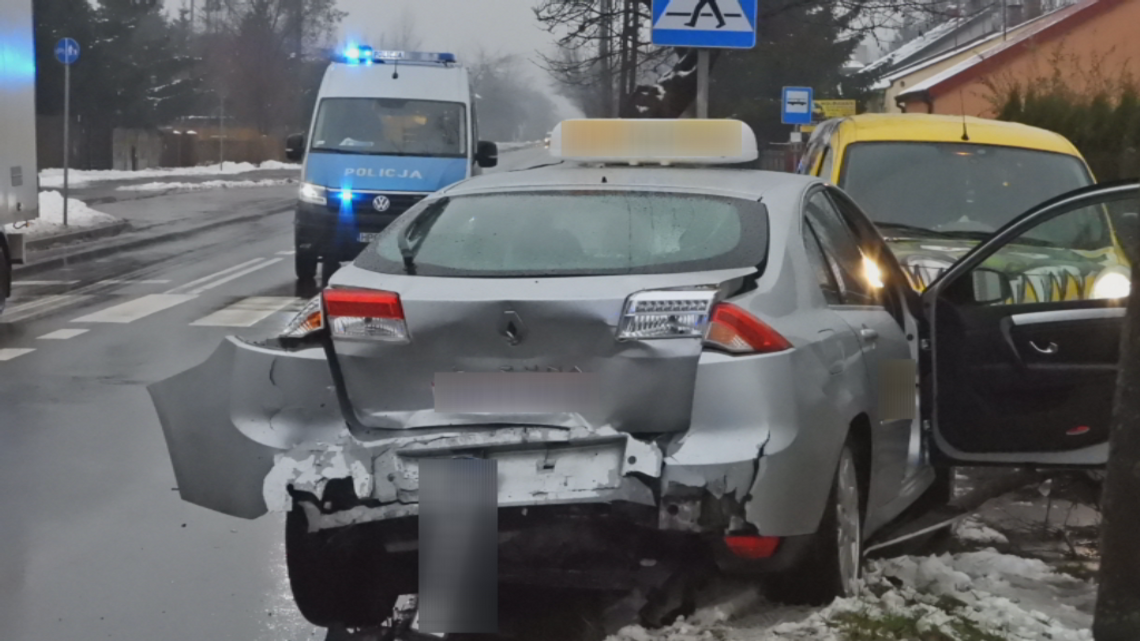 Audi uderzyło w tył taksówki. Utrudnienia w ruchu na skrzyżowaniu ulic Płockiej i Zielnej