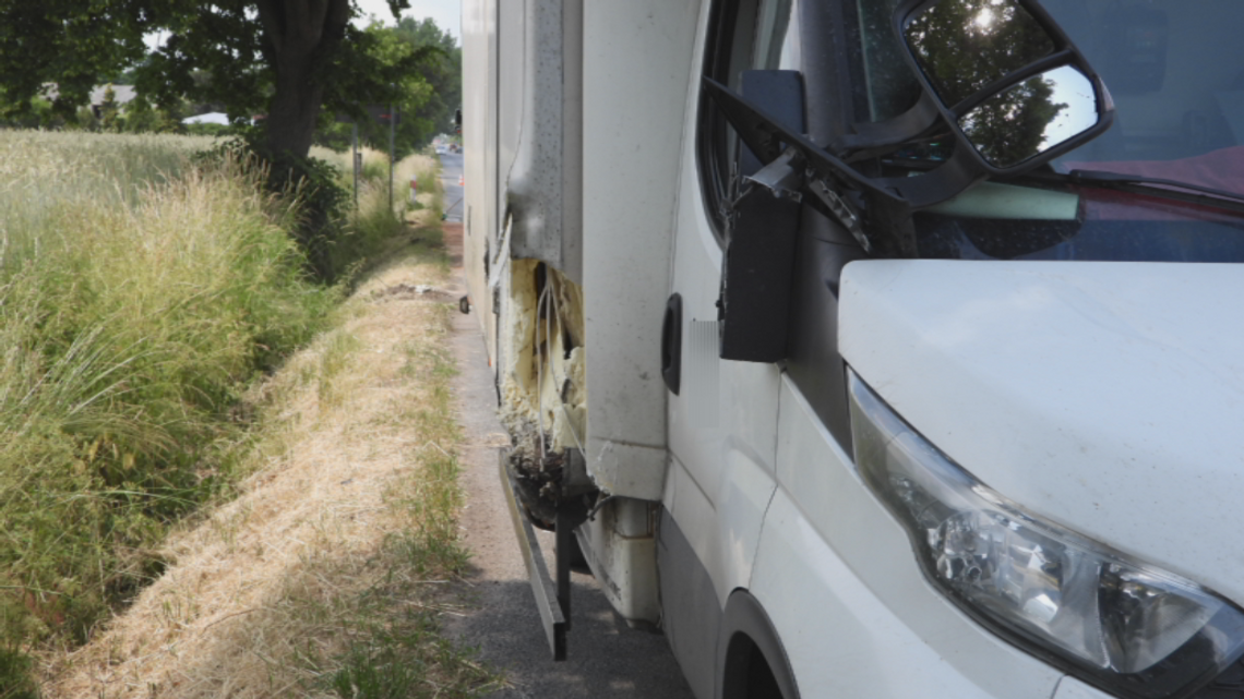 Auto dostawcze zaczepiło o ciągnik z maszyną koszącą pobocza