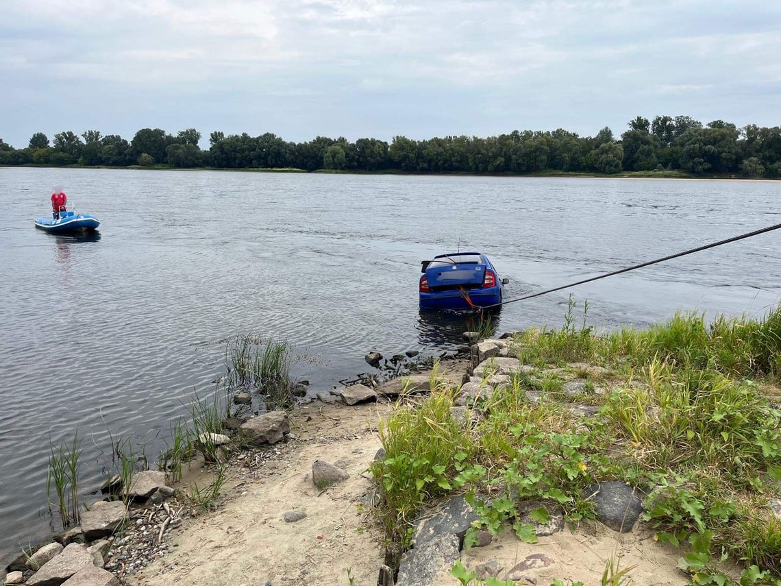 Auto dryfowało na Wiśle! W akcji grupa nurków z Włocławka