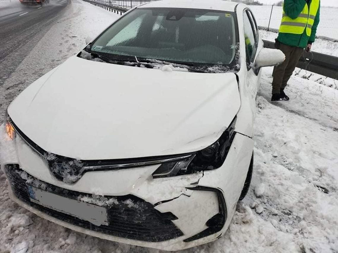 Auto osobowe i ciężarowe uderzyły w bariery na A1