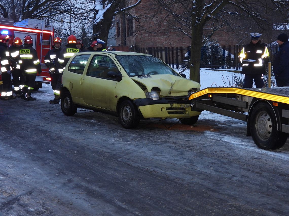 Auto osobowe uderzyło w zaparkowaną lawetę 