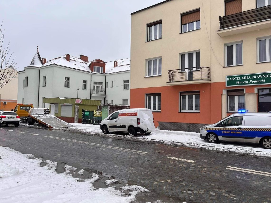 Auto "Poczta Polska" w końcu zniknęło z chodnika przy ul. Kilińskiego. Pojazd zabrała laweta