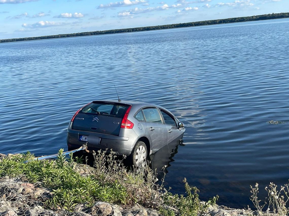 Auto stoczyło się do Wisły. W akcji ratownicy WOPR Włocławek