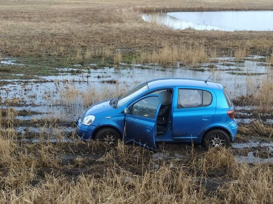 Auto stoczyło się z drogi i ugrzęzło w roztopach. Straż odjechała, pomógł rolnik