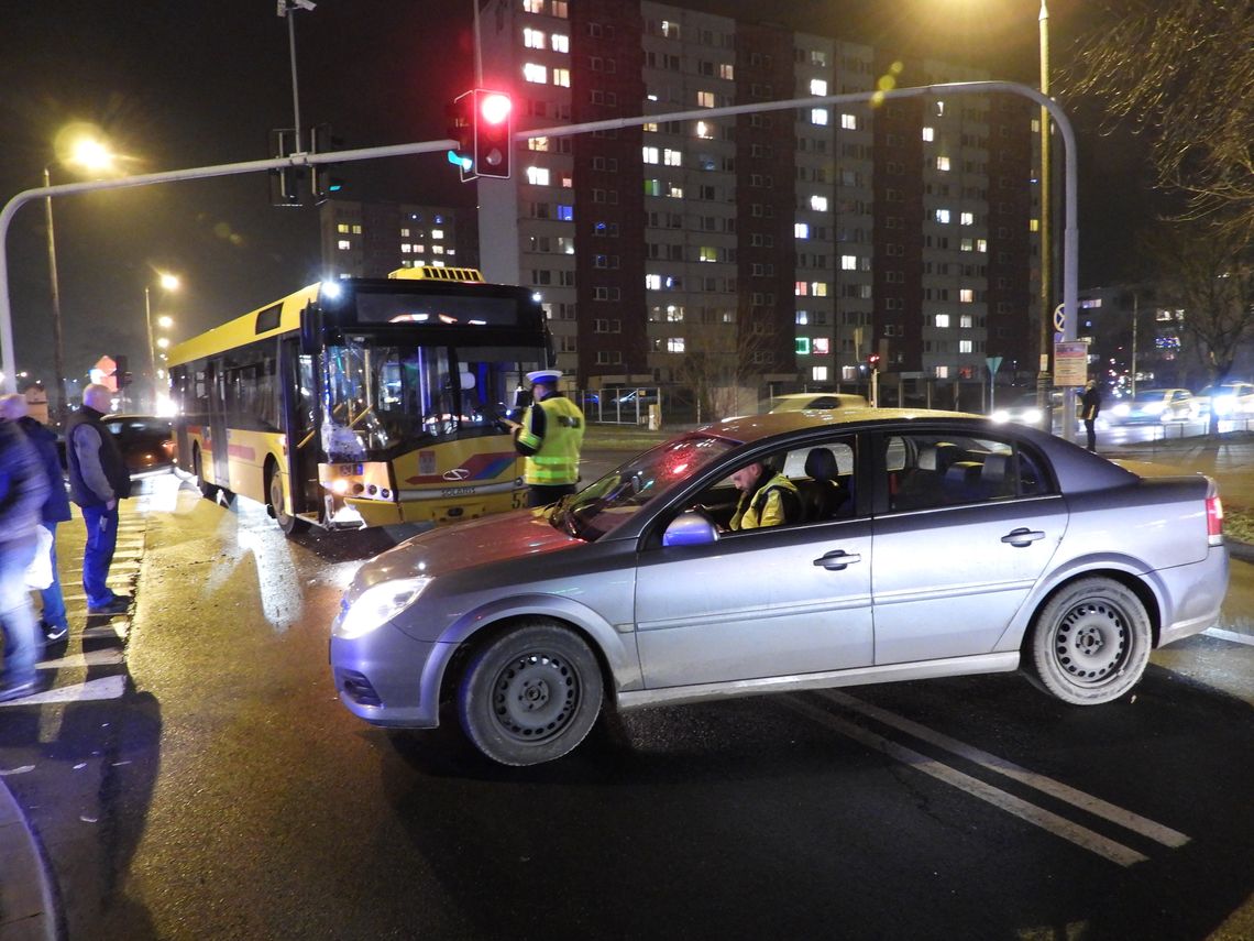 Auto towarowe zderzyło się z autobusem MPK. Do szpitala trafiło dziecko, pasażer autobusu