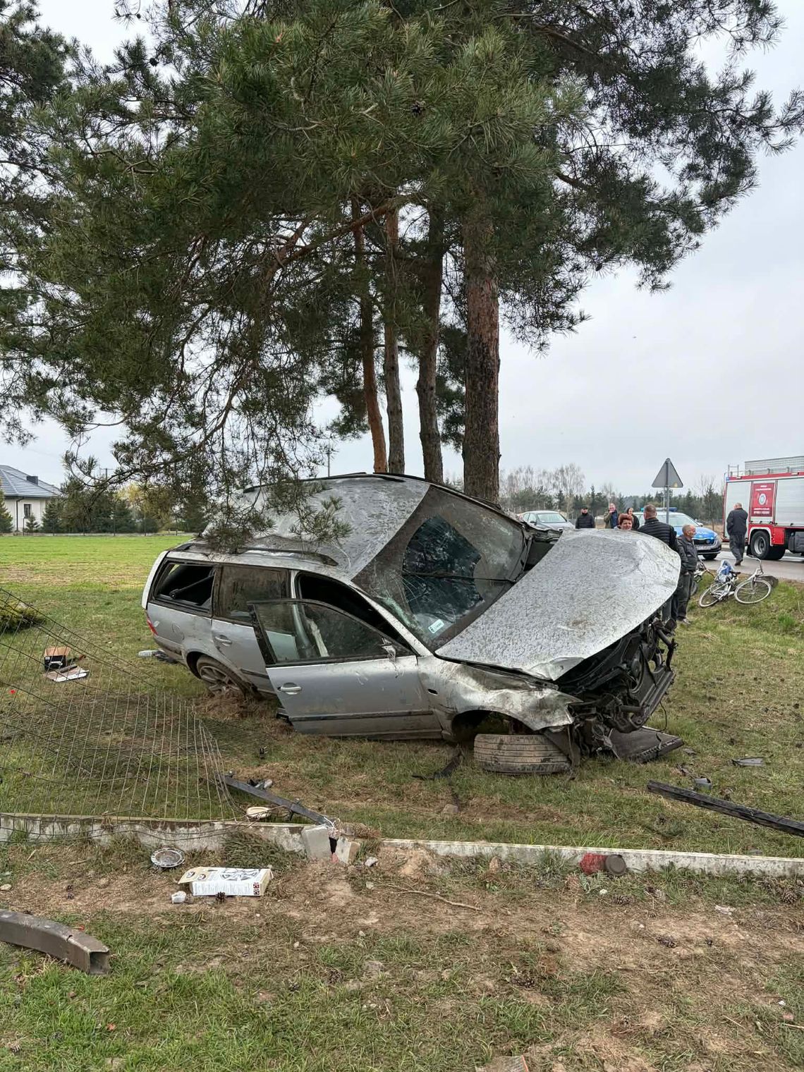 Auto uderzyło w drzewo pod Lubieniem Kujawskim. Na miejscu służby Auto uderzyło w drzewo pod Lubieniem Kujawskim. Na miejscu służby