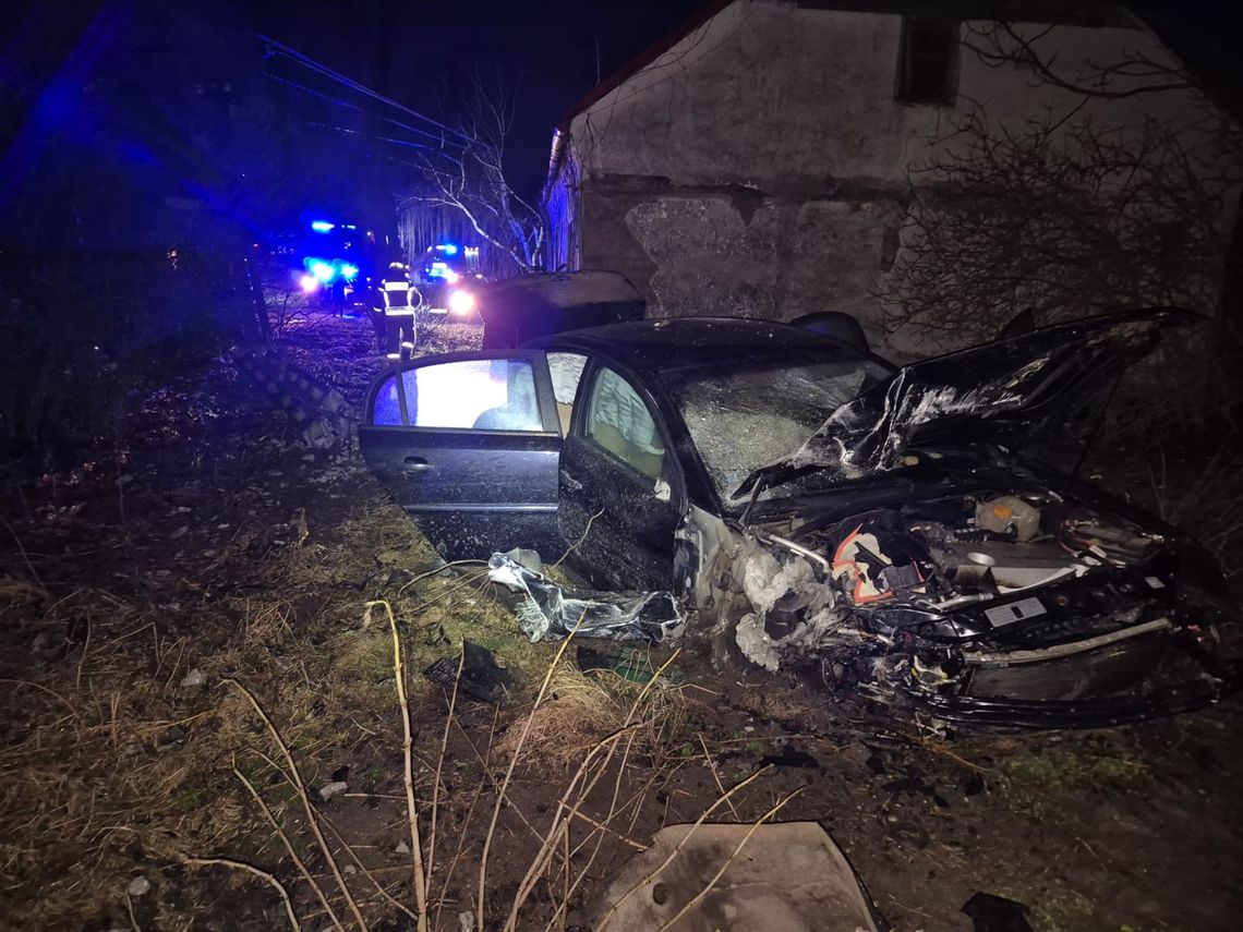 Auto uderzyło w słup i budynek. Kierowca trafił do szpitala Auto uderzyło w słup i budynek. Kierowca trafił do szpitala