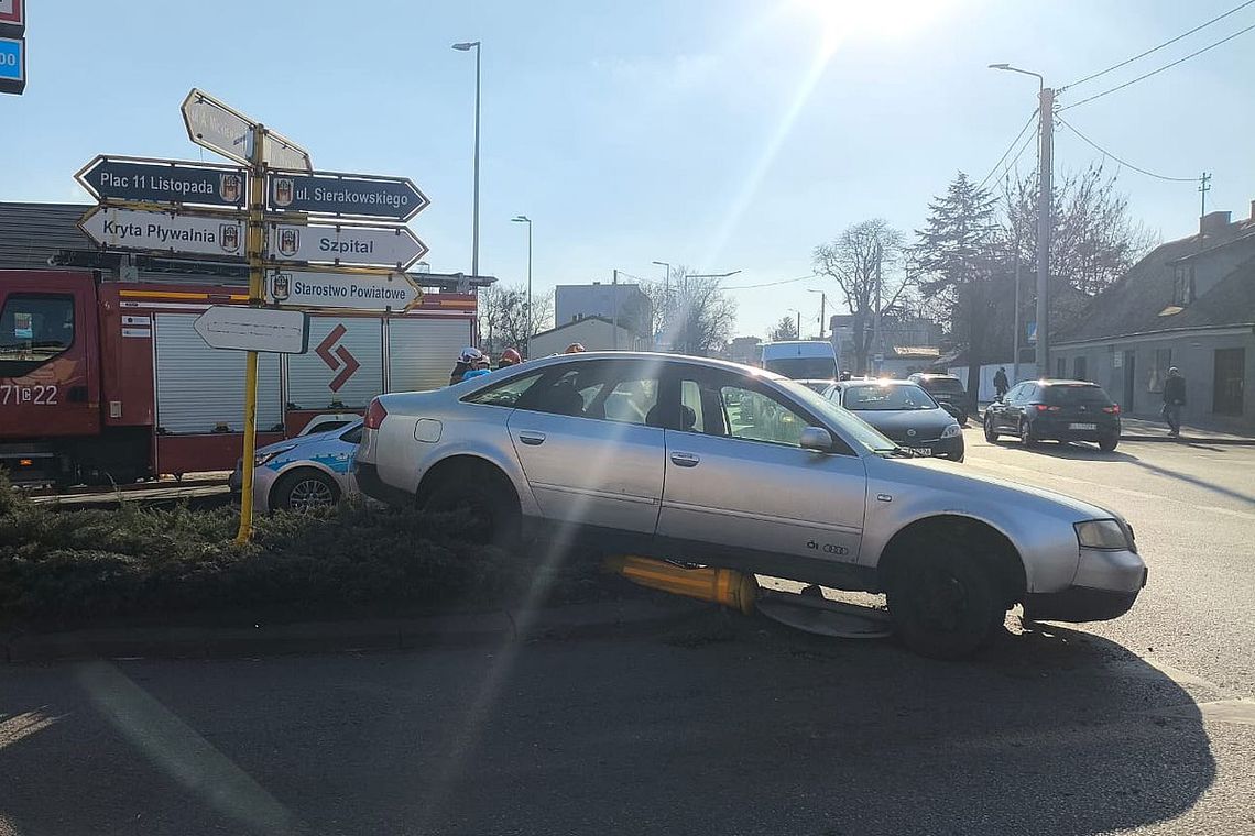 Auto utknęło na wysepce. Kierowca miał 3 promile i zakaz...