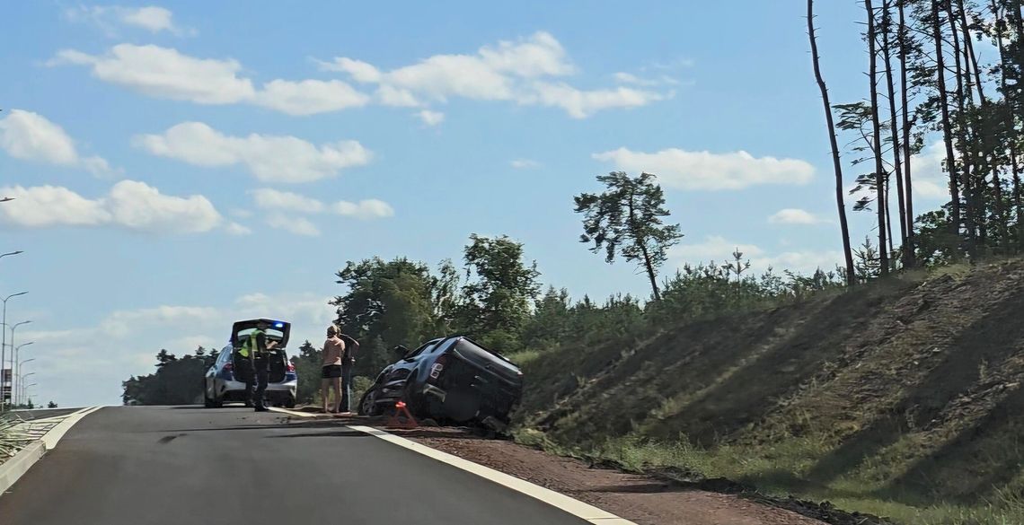 Auto w rowie na nowo oddanej drodze. Niewielkie utrudnienia Auto w rowie na nowo oddanej drodze. Niewielkie utrudnienia