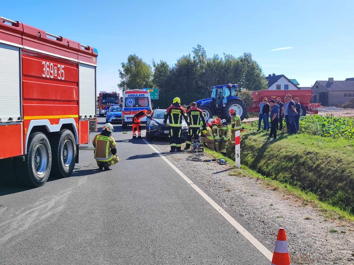 Auto w rowie przed Brześciem Kujawskim, droga jest zablokowana. Kierowca zasłabł