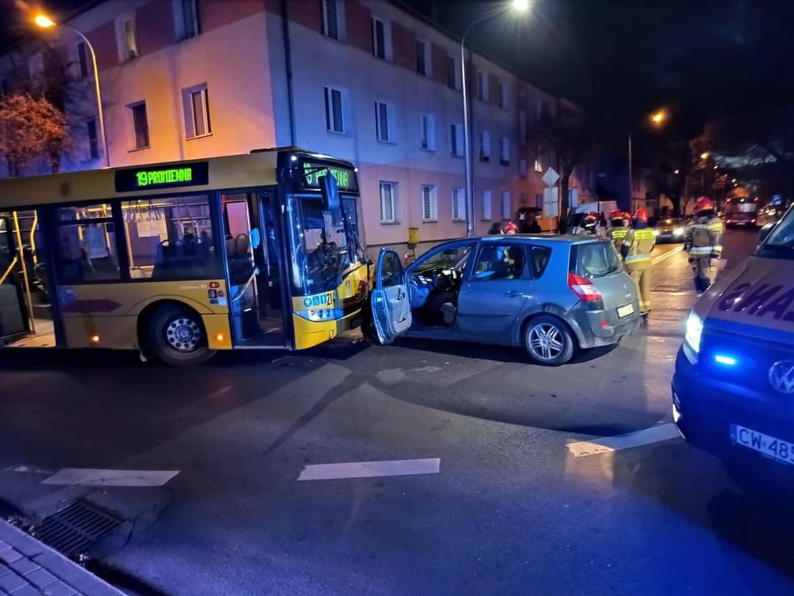 Autobus MPK zderzył się z osobówką. Ruch był utrudniony 
