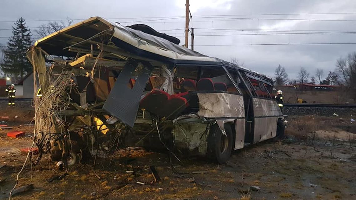 Autobus szkolny zderzył się z pociągiem pospiesznym. Kierowca zginął na miejscu