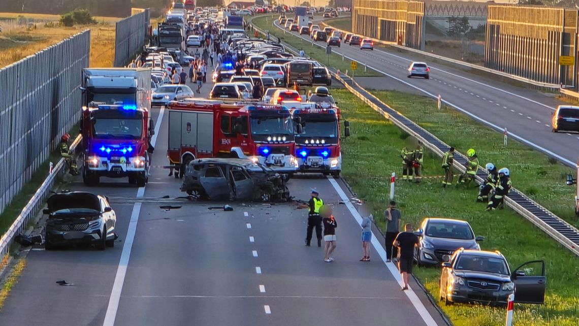 Autostrada A1 pod Włocławkiem zablokowana. Zderzyły się 4 pojazdy, jeden spłonął