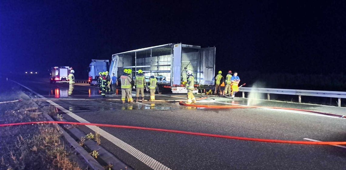 Autostrada w kierunku Gdańska zablokowana. Płonie naczepa przewożąca stal