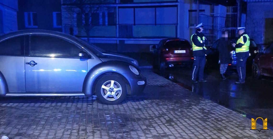 Awantura mieszkańców i policjantów podczas pożaru auta przy ul. Gałczyńskiego. Policja nie chciała użyczyć gaśnicy?
