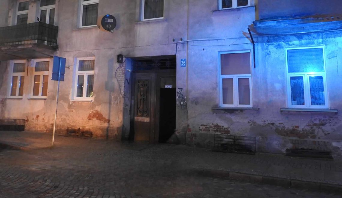 Awantura na Łęgskiej, przez okno wyrzucano przedmioty. W tle narkotyki